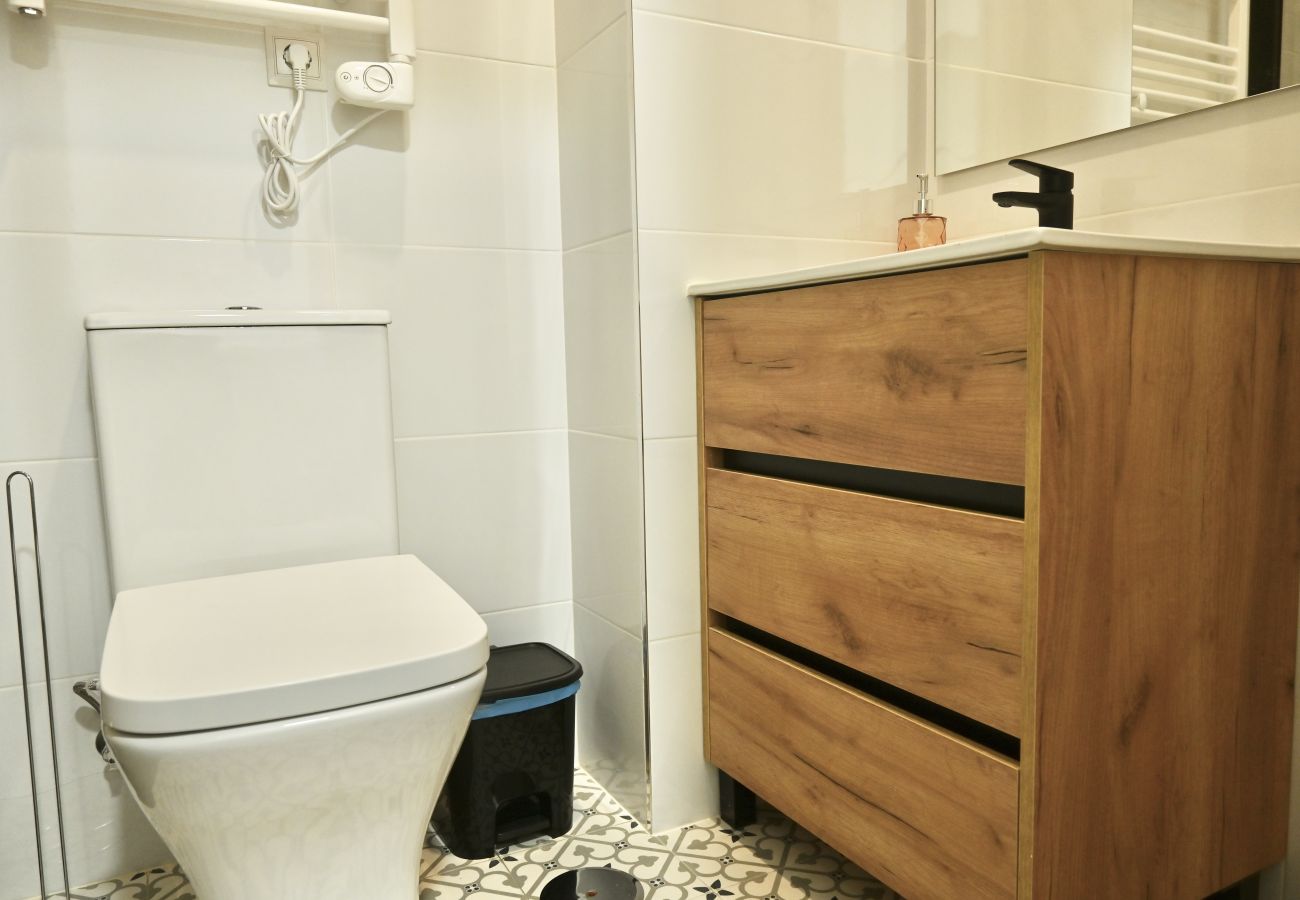 Studio à Madrid - Encantador Estudio con Cama Doble y Sofá Cama, Patio Compartido MPE35H
