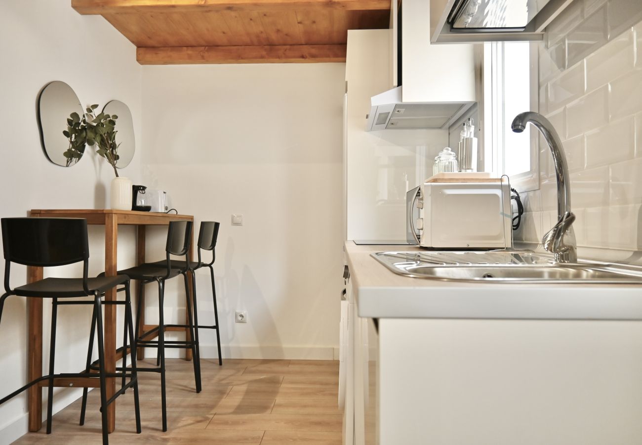 Studio à Madrid - Exquisito Estudio con Cama en Mezanine y Patio Compartido MPE35C