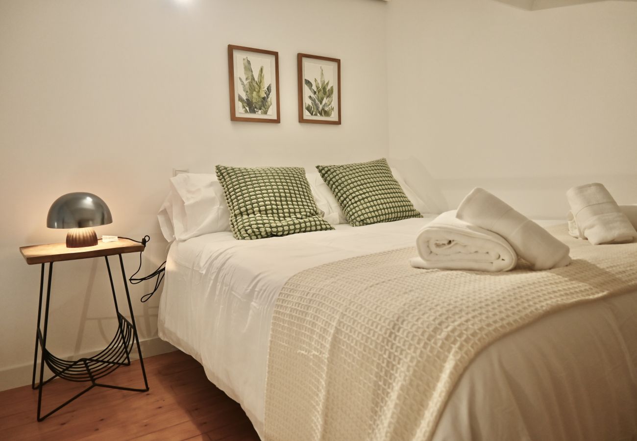 Studio à Madrid - Exquisito Estudio con Cama en Mezanine y Patio Compartido MPE35C