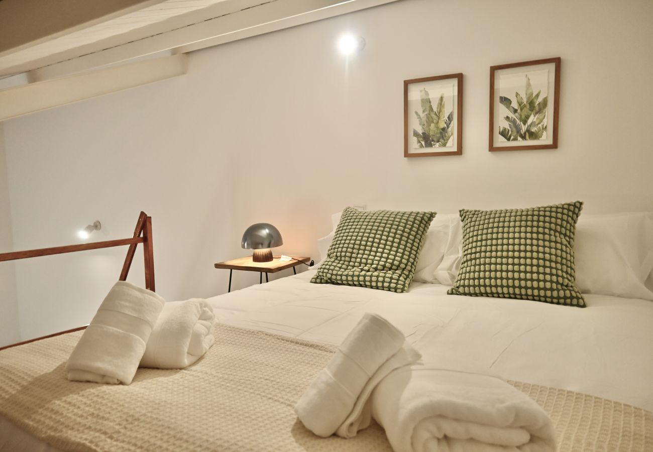 Studio à Madrid - Exquisito Estudio con Cama en Mezanine y Patio Compartido MPE35C