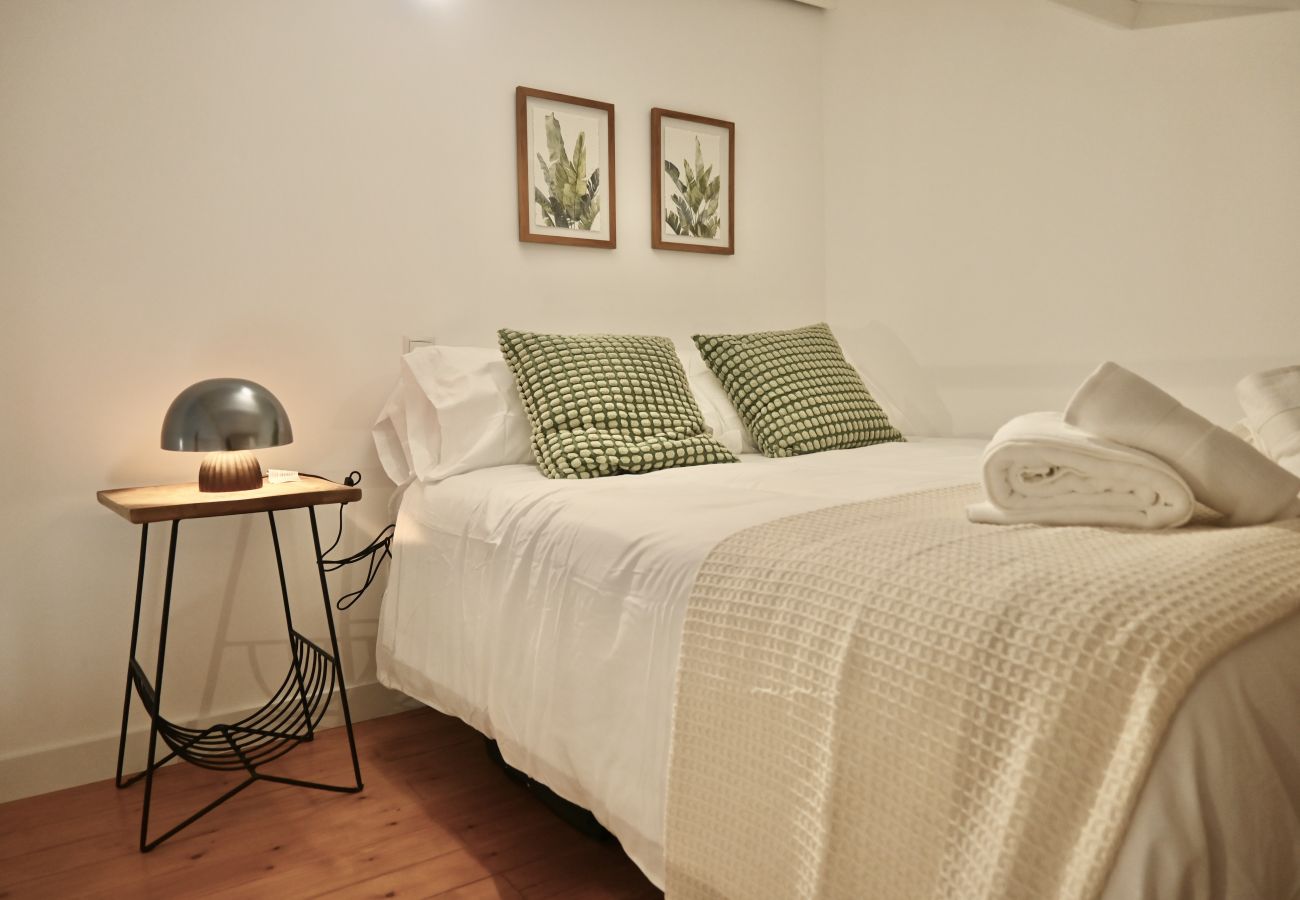 Studio à Madrid - Exquisito Estudio con Cama en Mezanine y Patio Compartido MPE35C