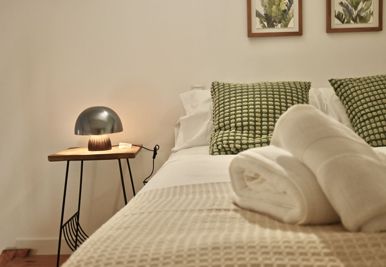 Studio à Madrid - Exquisito Estudio con Cama en Mezanine y Patio Compartido MPE35C