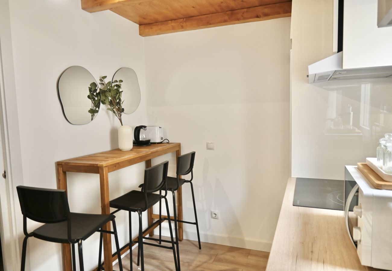 Studio à Madrid - Exquisito Estudio con Cama en Mezanine y Patio Compartido MPE35C