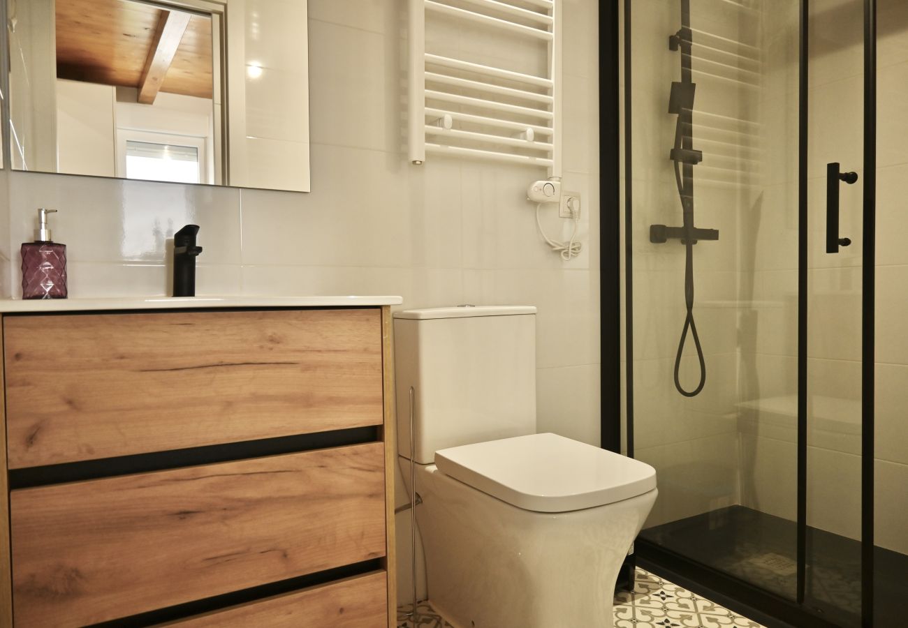 Studio à Madrid - Exquisito Estudio con Cama en Mezanine y Patio Compartido MPE35C
