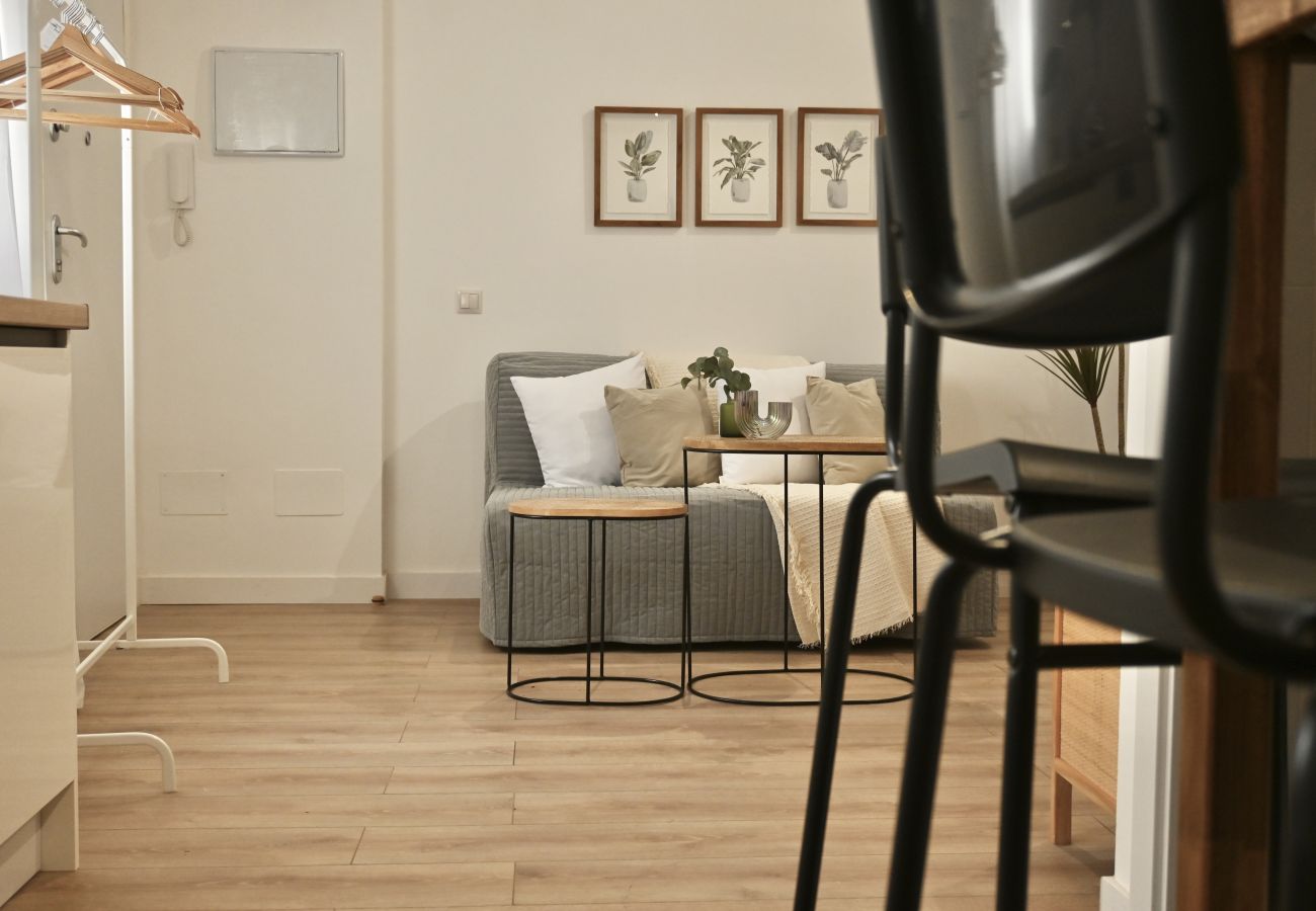 Studio à Madrid - Exquisito Estudio con Cama en Mezanine y Patio Compartido MPE35C