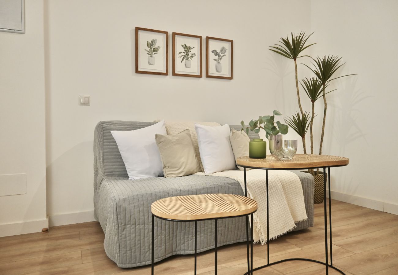 Studio à Madrid - Exquisito Estudio con Cama en Mezanine y Patio Compartido MPE35C