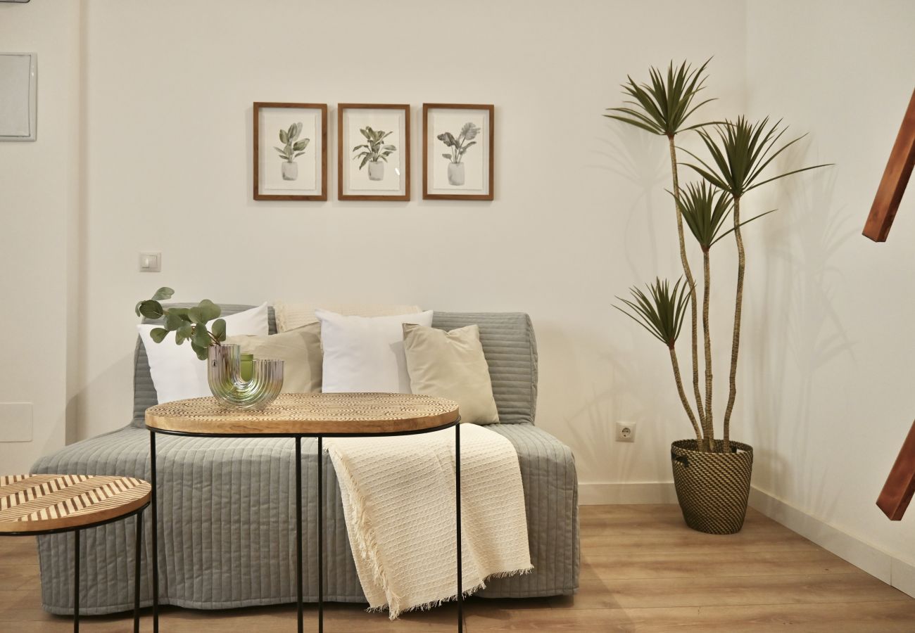 Studio à Madrid - Exquisito Estudio con Cama en Mezanine y Patio Compartido MPE35C