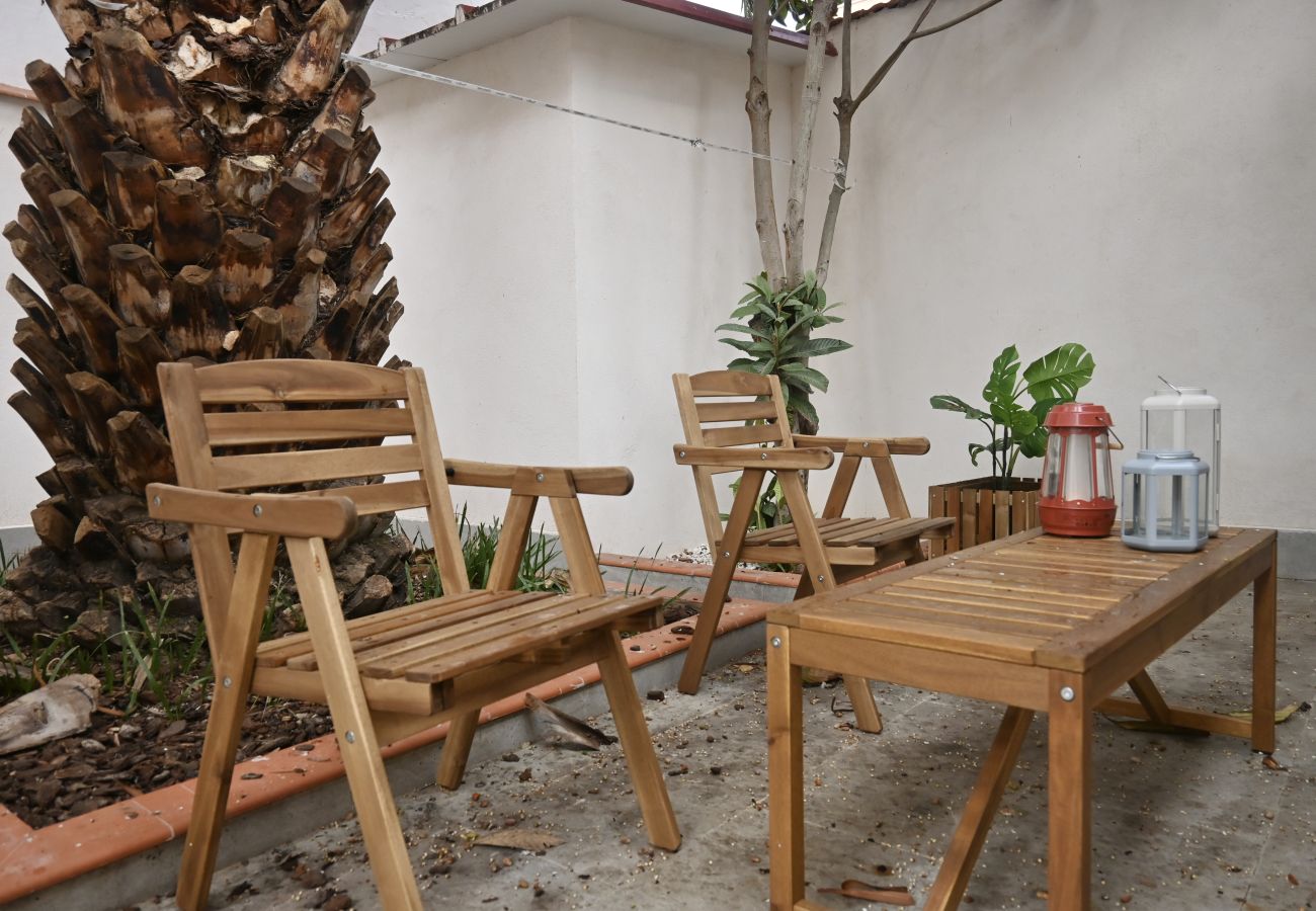 Studio à Madrid - Exquisito Estudio con Cama en Mezanine y Patio Compartido MPE35C