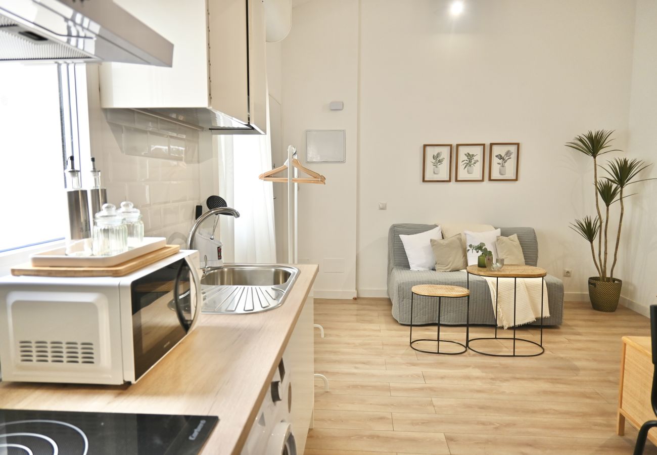 Studio à Madrid - Exquisito Estudio con Cama en Mezanine y Patio Compartido MPE35C