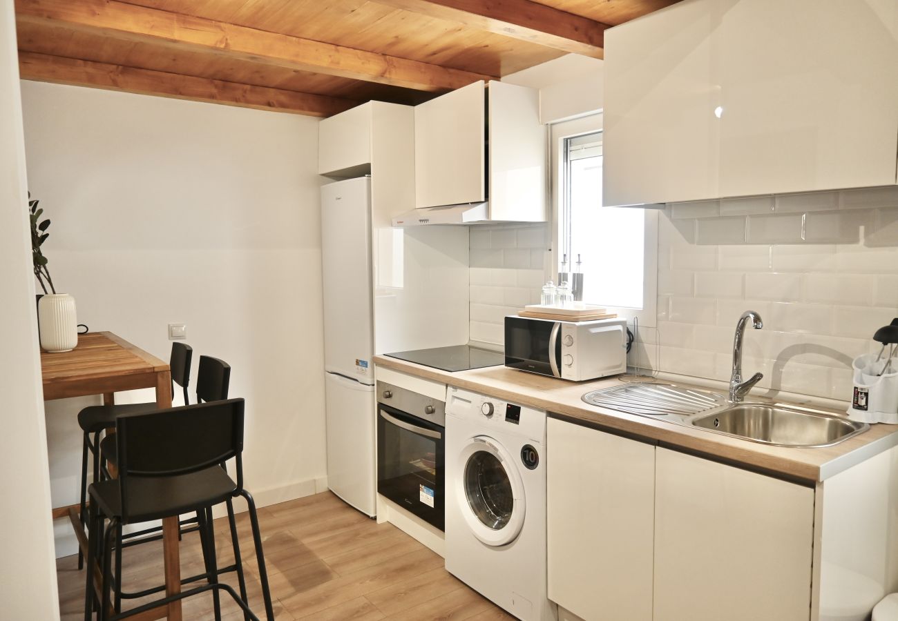 Studio à Madrid - Exquisito Estudio con Cama en Mezanine y Patio Compartido MPE35C
