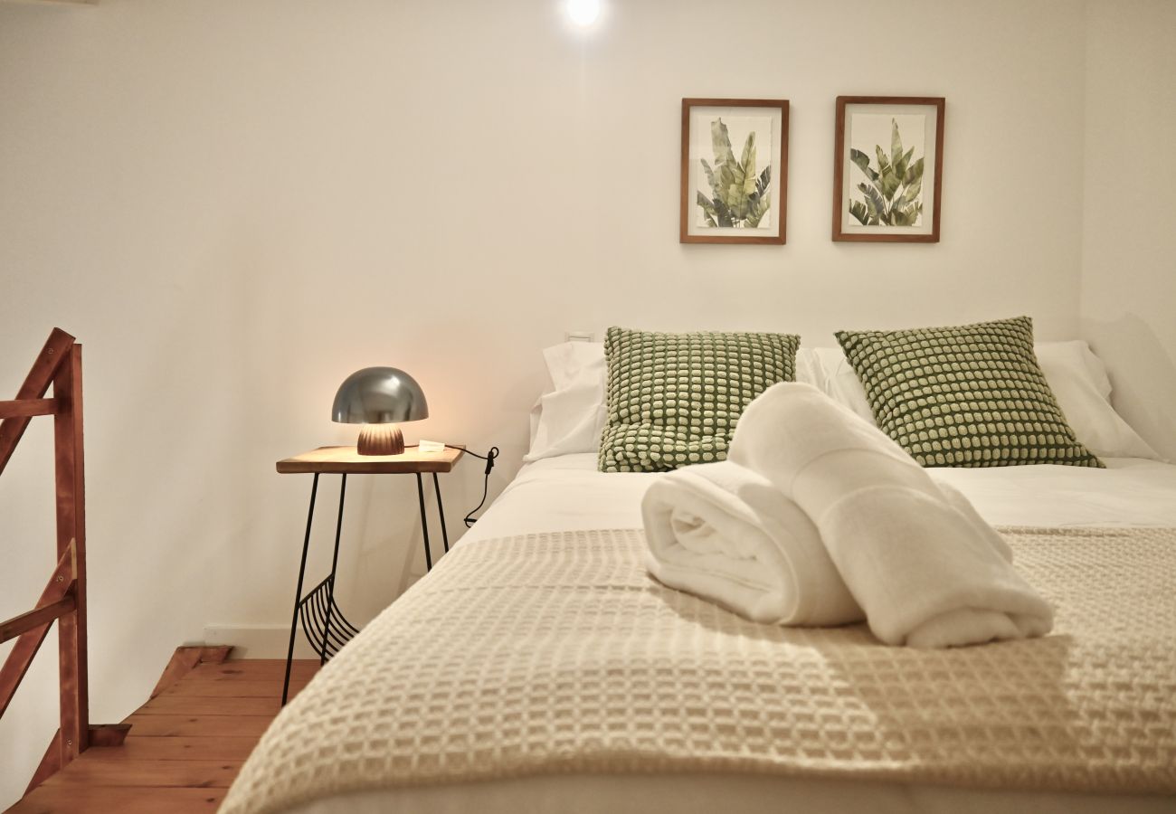 Studio à Madrid - Exquisito Estudio con Cama en Mezanine y Patio Compartido MPE35C