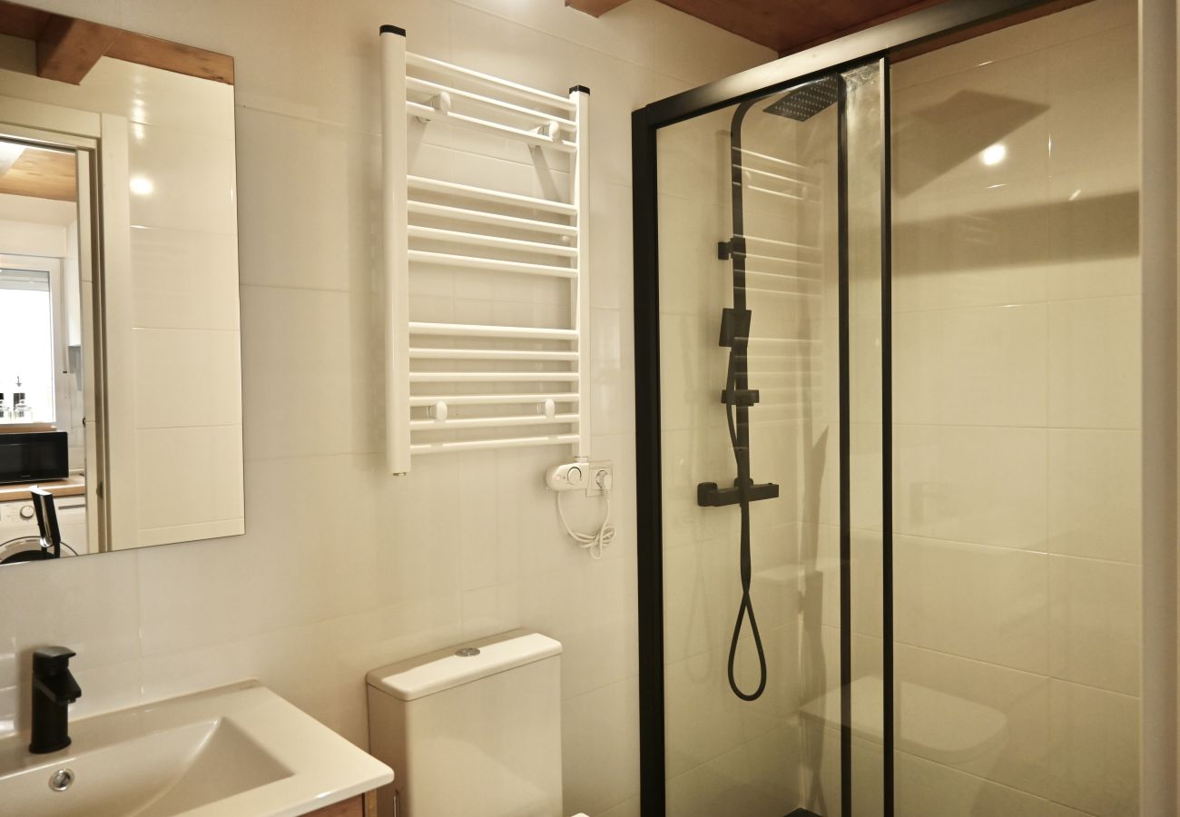 Studio à Madrid - Exquisito Estudio con Cama en Mezanine y Patio Compartido MPE35C