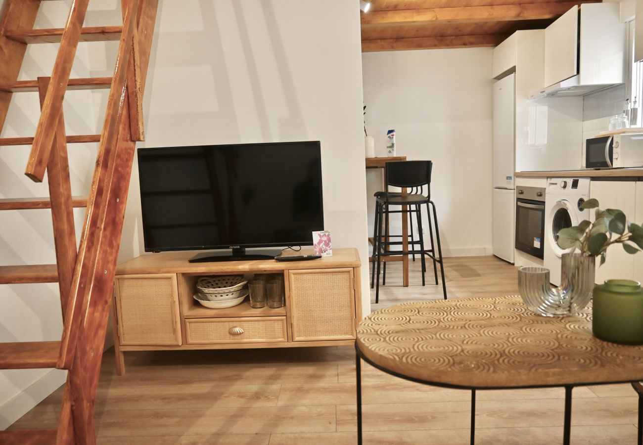 Studio à Madrid - Exquisito Estudio con Cama en Mezanine y Patio Compartido MPE35C
