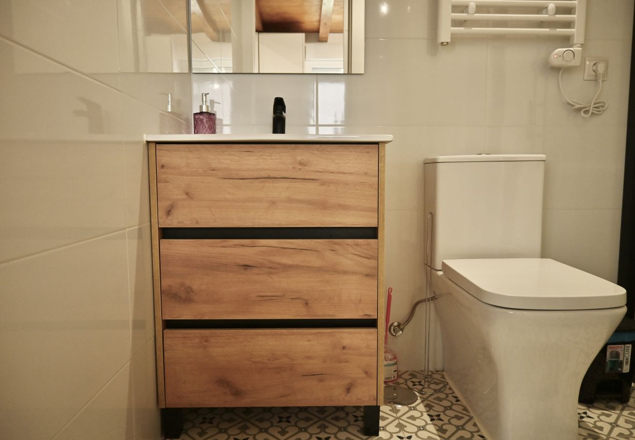 Studio à Madrid - Exquisito Estudio con Cama en Mezanine y Patio Compartido MPE35C