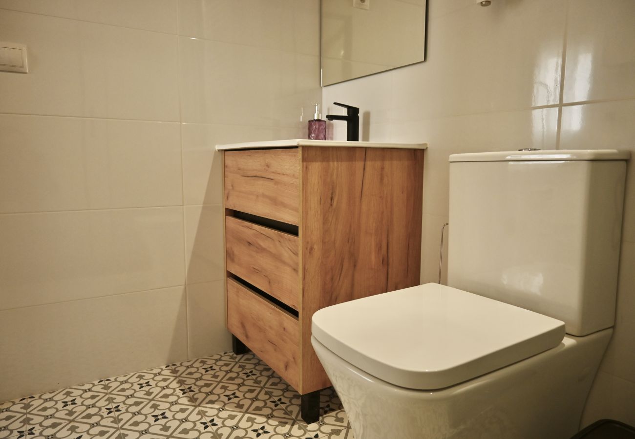 Studio à Madrid - Exquisito Estudio con Cama en Mezanine y Patio Compartido MPE35C