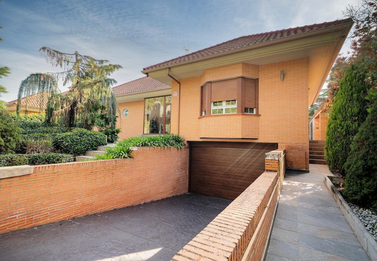 Chalet à Pozuelo de Alarcón - M (TAJ13) Madrid – Chalet de Lujo con Piscina, Gim
