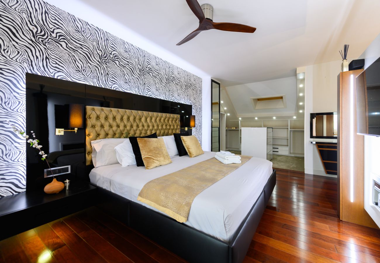 Chalet à Villaviciosa de Odón - M (TAJ13) Madrid – Chalet de Lujo con Piscina, Gim