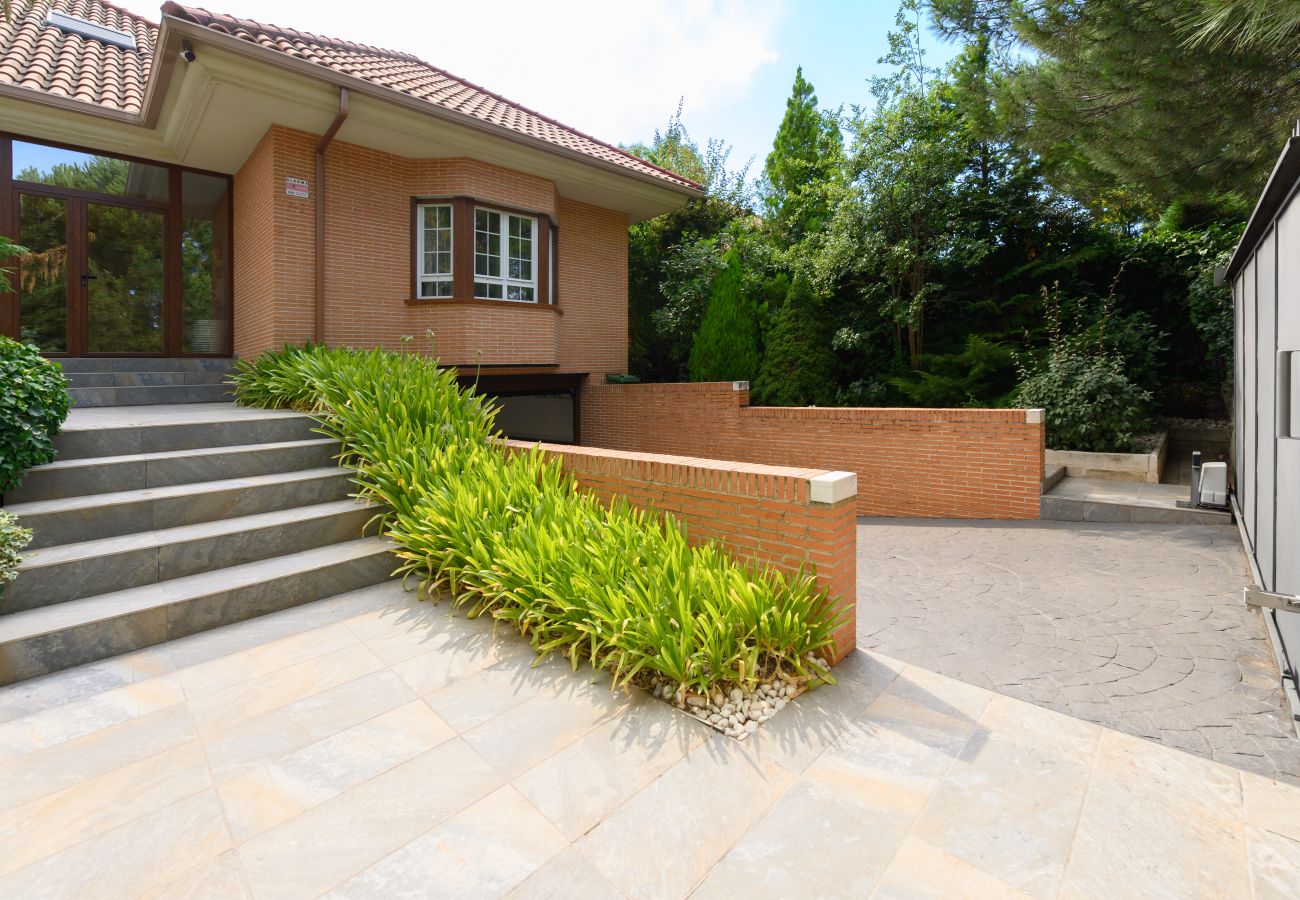 Chalet à Villaviciosa de Odón - M (TAJ13) Madrid – Chalet de Lujo con Piscina, Gim