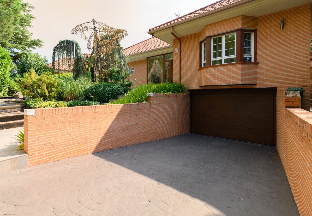 Chalet à Villaviciosa de Odón - M (TAJ13) Madrid – Chalet de Lujo con Piscina, Gim