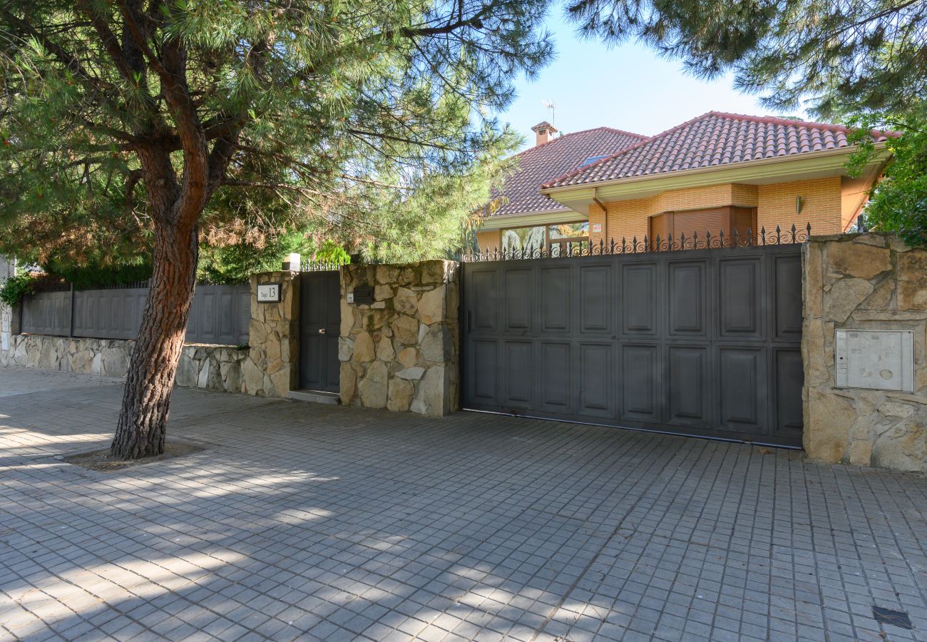 Chalet à Villaviciosa de Odón - M (TAJ13) Madrid – Chalet de Lujo con Piscina, Gim