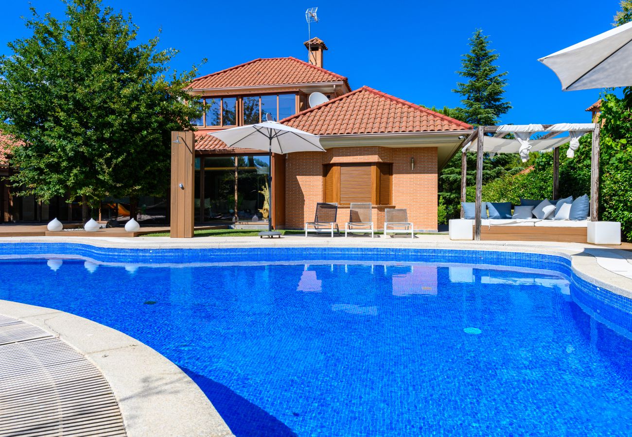 Chalet à Villaviciosa de Odón - M (TAJ13) Madrid – Chalet de Lujo con Piscina, Gim