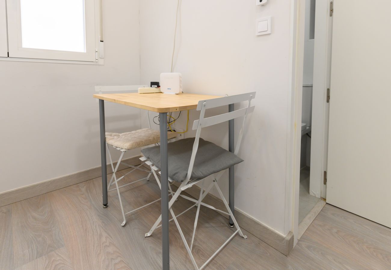 Studio à Madrid - M (CLC932I) Estudio en el Corazón del Barrio de Sa